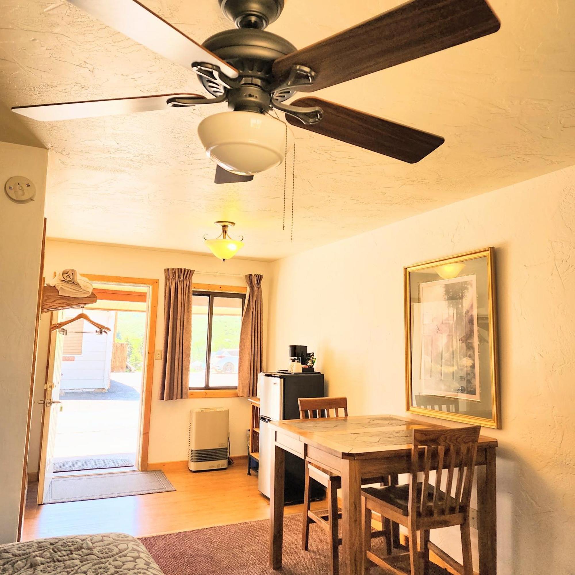 Canyon Motel Near Rocky Mountain National Park ฮ็อตซัลเฟอร์สปริงส์ ภายนอก รูปภาพ