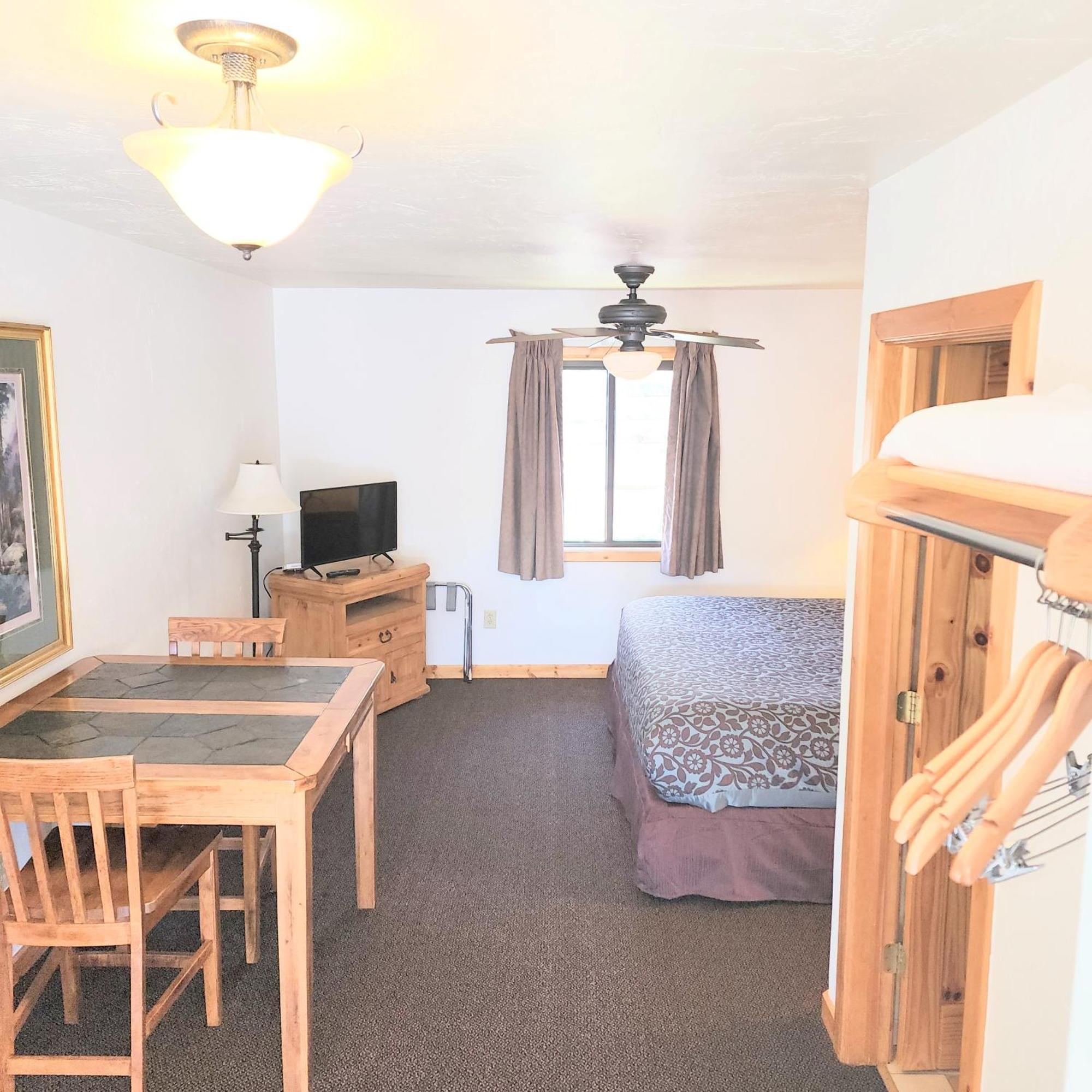 Canyon Motel Near Rocky Mountain National Park ฮ็อตซัลเฟอร์สปริงส์ ภายนอก รูปภาพ